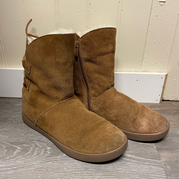 Koolaburra by UGG Shazi Suede Taupe Tan Tie Back Short Shearling Boots Size 8 - Picture 1 of 9